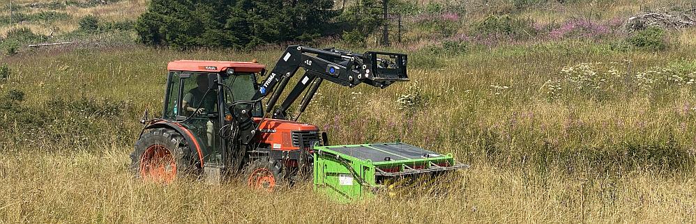 Wiesefix als Anbaugerät für den Traktor erleichtert die Ernte von Wiesensamen